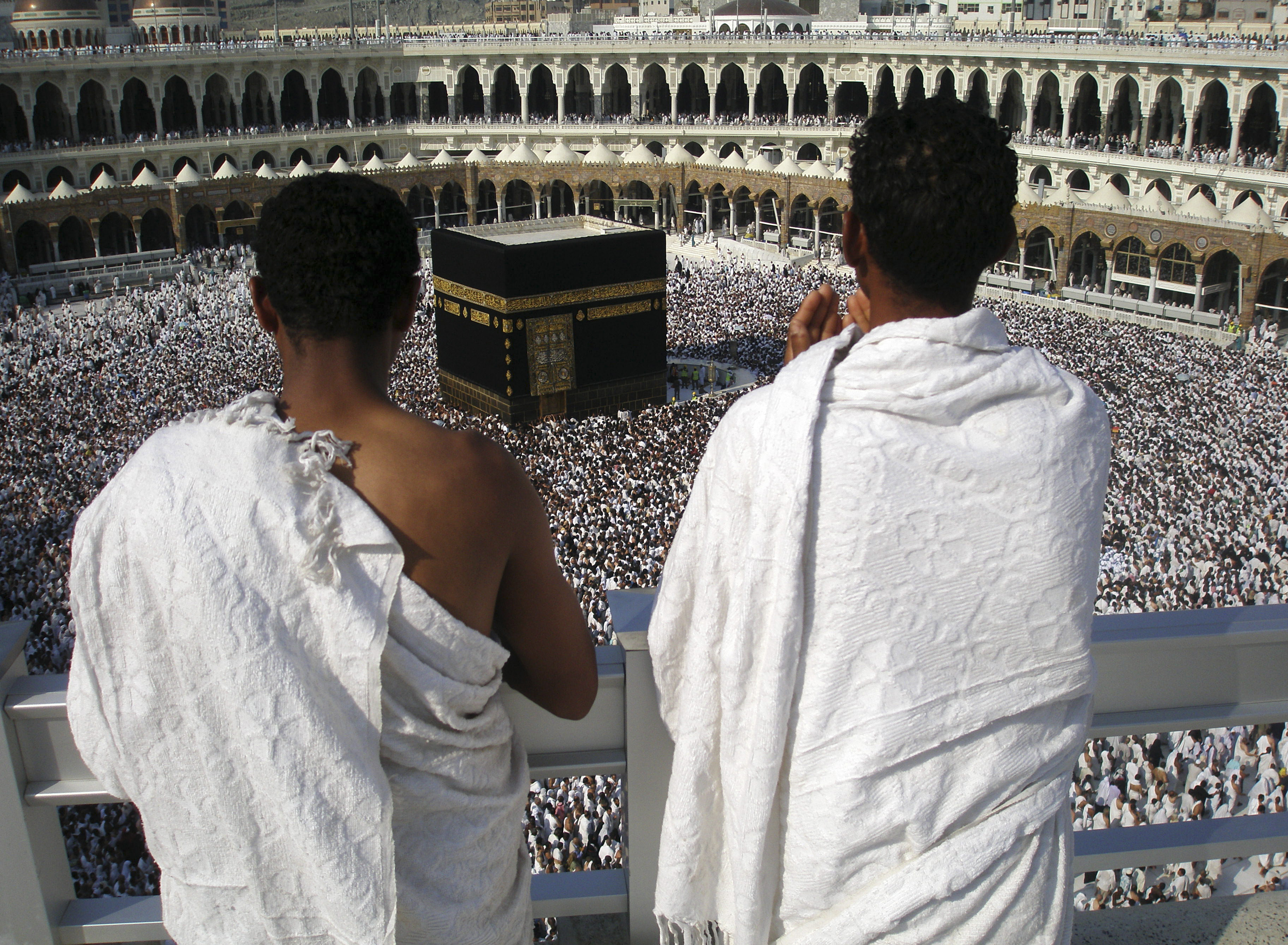 Pilgrims pray inside the Grand Mosque as thousands of Muslims circle the Kaaba in Mecca December 19, 2007. Pilgrims from all over the world gather in the holy city of Mecca each year for the five-day haj, which is a duty every able-bodied Muslim has to perform at least once in a lifetime. REUTERS/Ali Jarekji (SAUDI ARABIA)